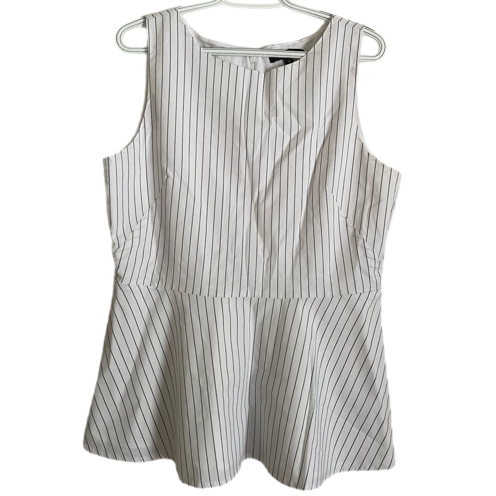 Banana Republic Sleeveless Line Pattern Blouse